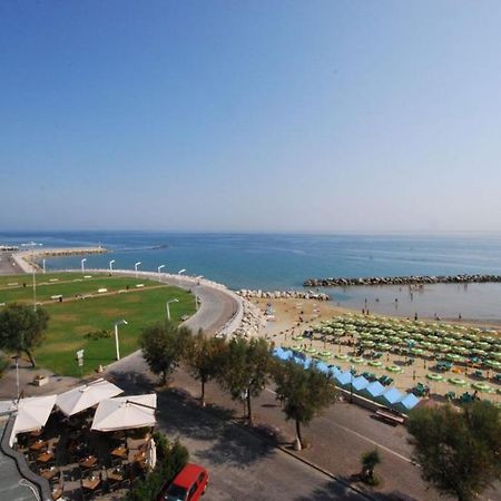 Hotel Bristol Pesaro Luaran gambar