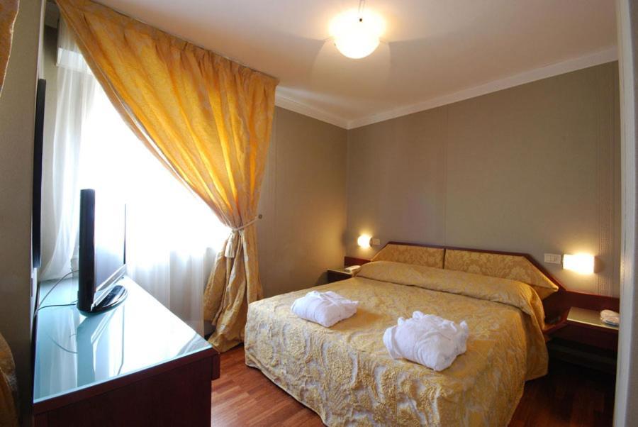 Hotel Bristol Pesaro Luaran gambar