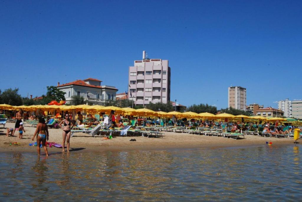 Hotel Bristol Pesaro Luaran gambar