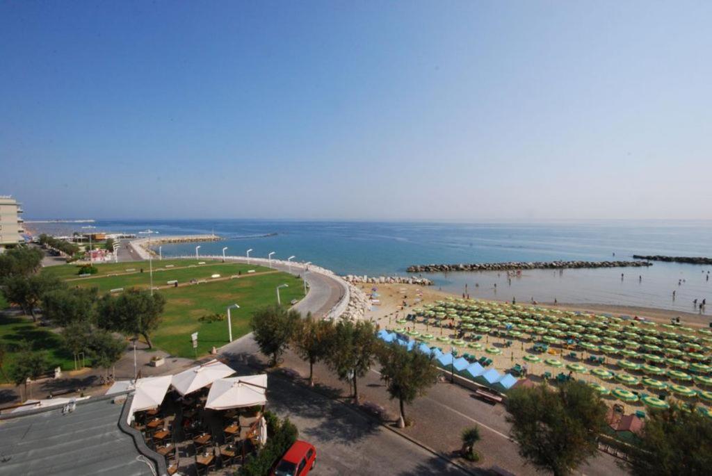 Hotel Bristol Pesaro Luaran gambar