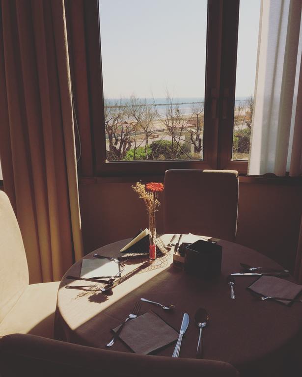 Hotel Bristol Pesaro Luaran gambar