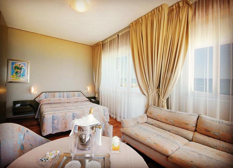Hotel Bristol Pesaro Luaran gambar