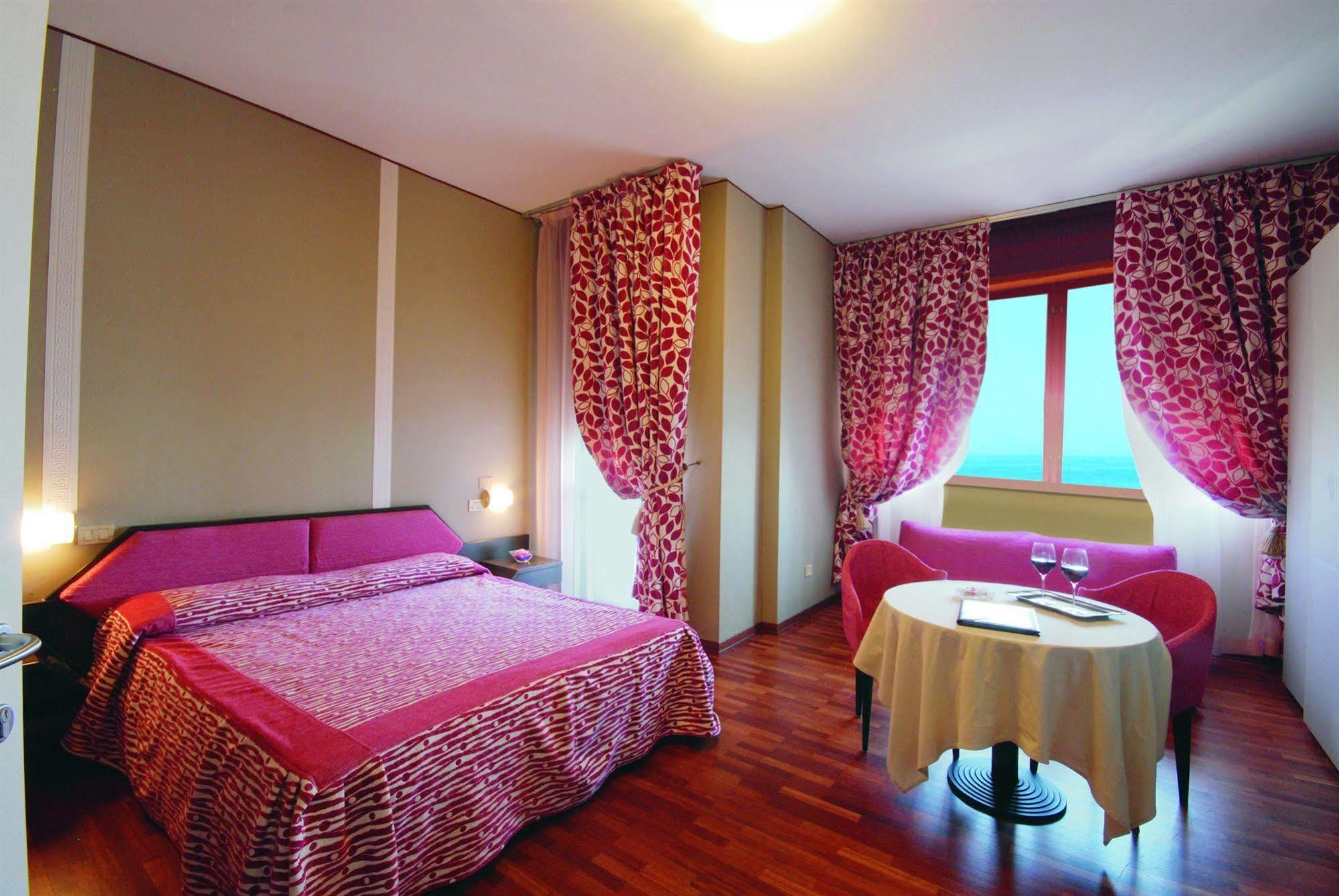 Hotel Bristol Pesaro Luaran gambar