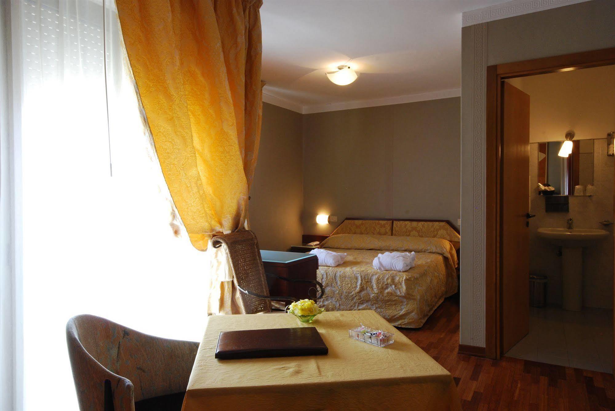 Hotel Bristol Pesaro Luaran gambar