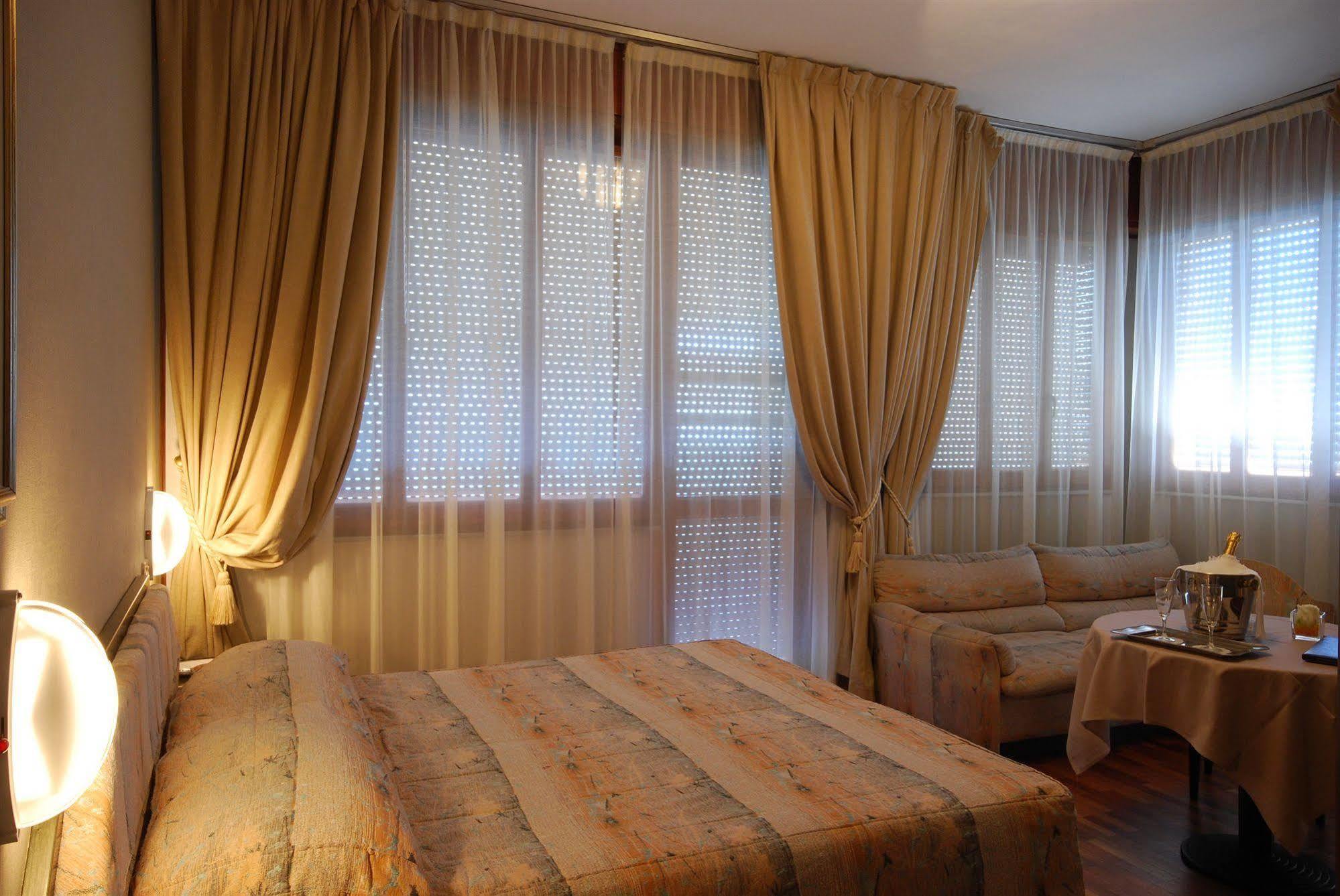 Hotel Bristol Pesaro Luaran gambar