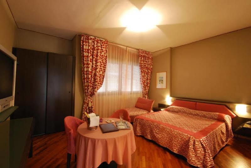 Hotel Bristol Pesaro Luaran gambar